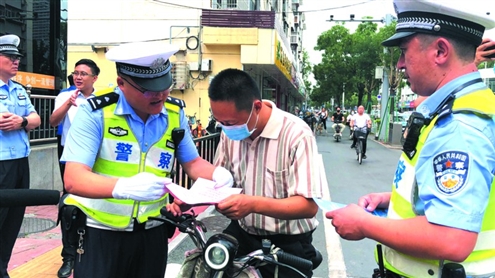 7月2日，济南交警历城大队在辖区内对上路行驶的尚未挂牌二轮电动车进行执勤检查。